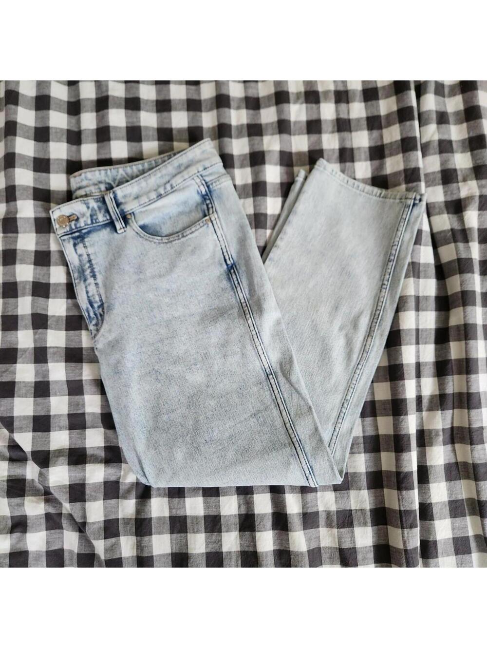 White House Black Market Acid Wash straight sculpt jean